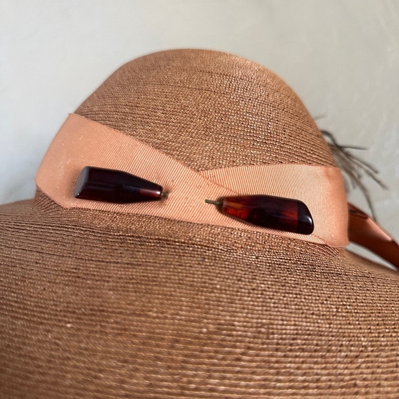 BREATHTAKING 1940s\' TAN STRAW WIDE BRIM HAT + BROWN FEATHERS + BAKELITE PIN main image 6